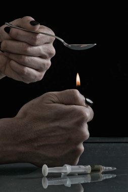 Kişi Isıtma eroin kaşık