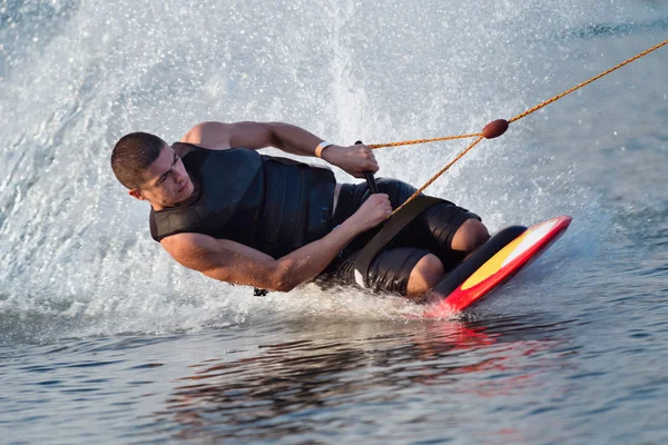 Mannelijke Kneeboarder op hoge snelheid — Stockfoto