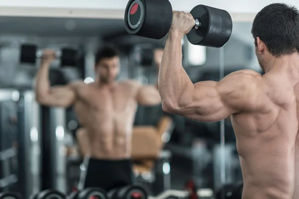 Campeón de musculación haciendo ejercicio en el gimnasio —  Fotos de Stock