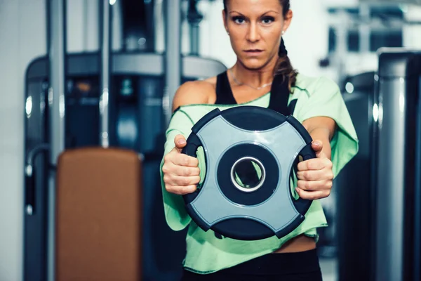 Entrenamiento de mujer en gimnasio — Foto de Stock