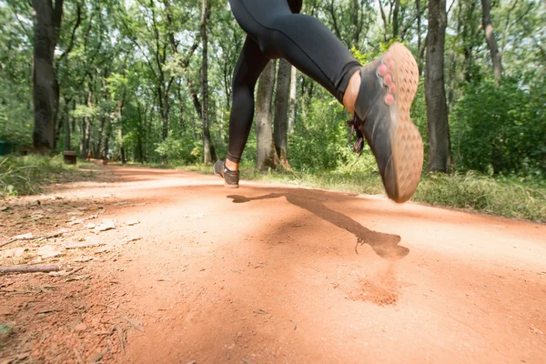 Kvinna som springer i skogen — Stockfoto