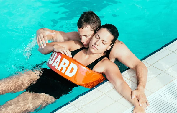 Bagnino aiutare donna dopo piscina incidente — Foto Stock