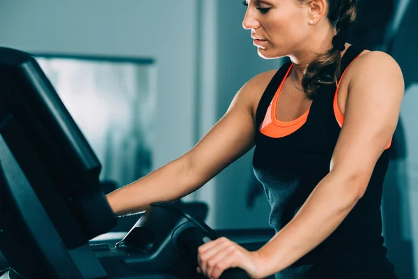 Woman exercising on treadmill — Stock Photo, Image