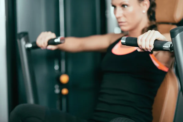 Kadın atlet göğüs basın üzerinde egzersiz — Stok fotoğraf