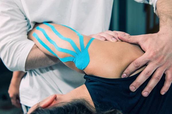 Fisioterapeuta fazendo tratamento do ombro — Fotografia de Stock