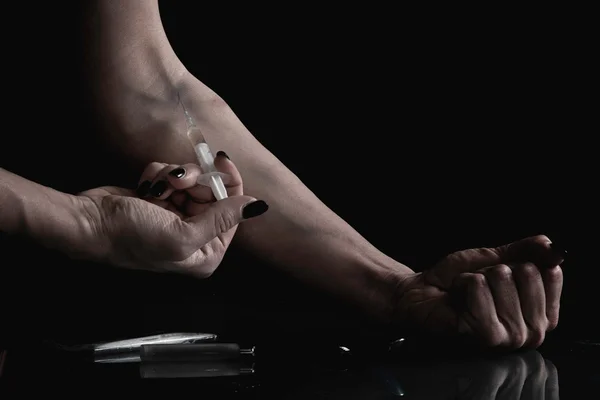 Mujer haciendo inyección de drogas — Foto de Stock