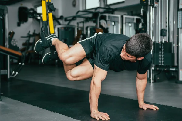 Sportovec při zavěšení školení Trx — Stock fotografie