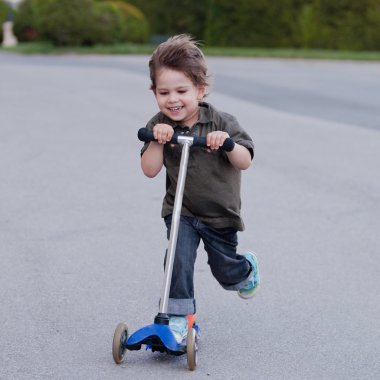 Sevimli küçük çocuk scooter ile 