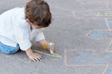 Küçük çocuk çizim seksek