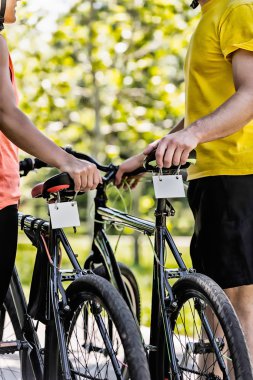  Bisiklet ile çift ayakta