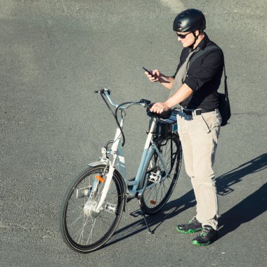 işadamı ile elektrik bibycle telefon kullanma