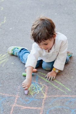 Tebeşirle çizilen çocuk