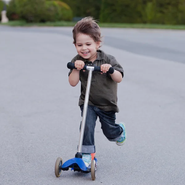 Lindo niño con scooter — Foto de Stock