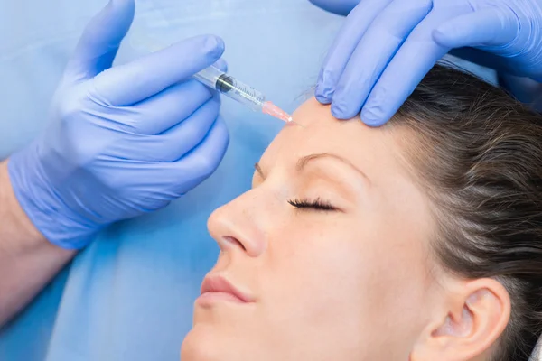 Botox injection on woman forehead — Stock Photo, Image