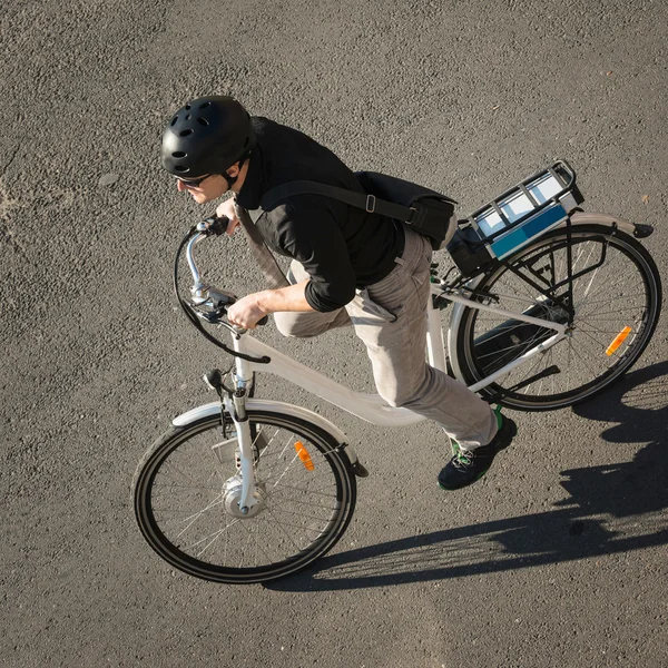 Hombre de negocios en bicicleta eléctrica — Foto de Stock