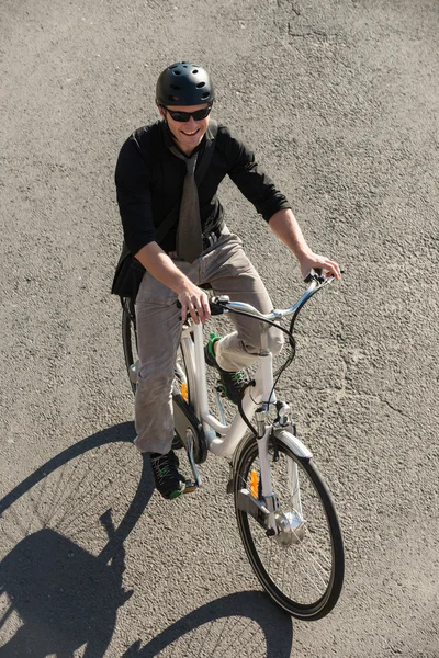 Hombre de negocios en bicicleta eléctrica — Foto de Stock