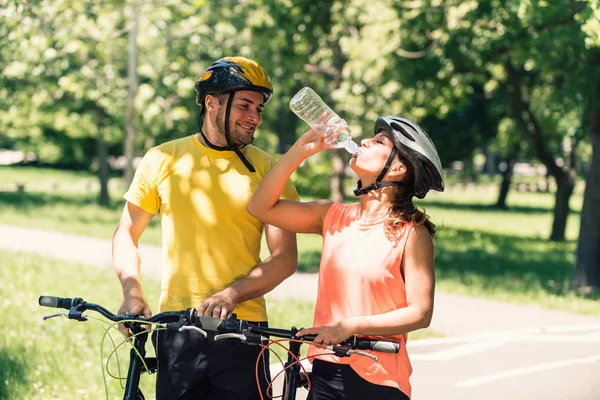 Actieve paar na fietstocht — Stockfoto