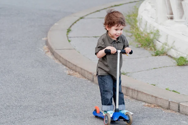Lindo niño con scooter — Foto de Stock