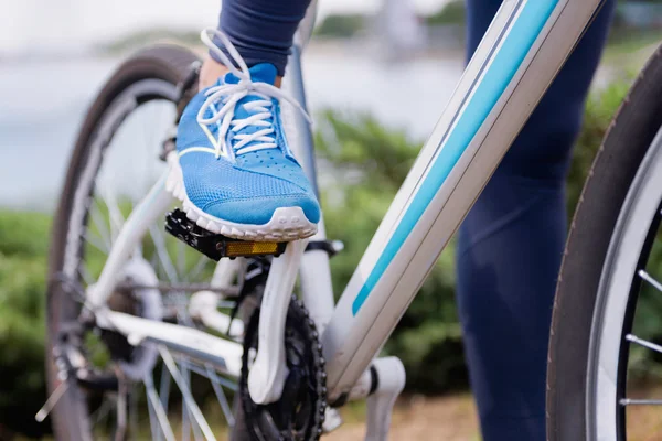 Foot on bicycle pedal — Stock Photo, Image