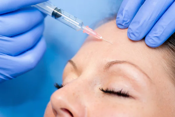 Botox injeção na testa da mulher — Fotografia de Stock