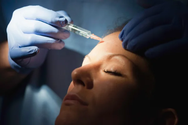 Injecting botox to forehead tissue — Stock Photo, Image