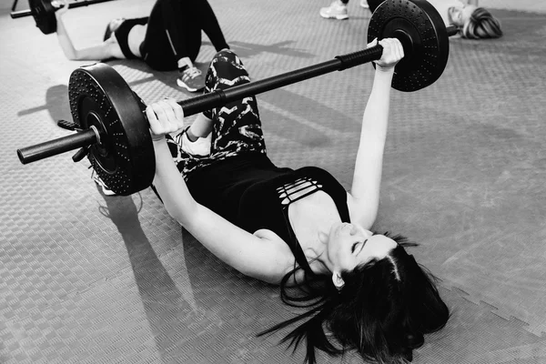 Vrouwen trainen met gewichten — Stockfoto