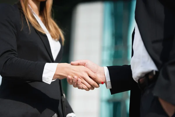 Uomini d'affari che stringono la mano — Foto Stock