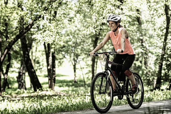 Fiatal nő lovaglás kerékpár — Stock Fotó