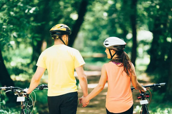 Casal apaixonado por bicicletas — Fotografia de Stock