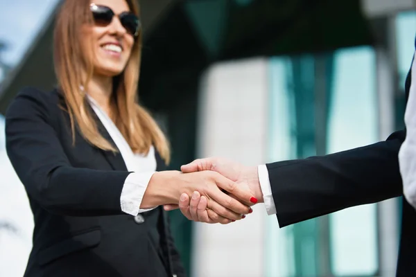 Sorrindo empresária apertando a mão — Fotografia de Stock