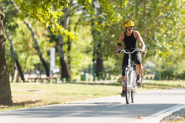 Vrouw paardrijden elektrische fiets — Stockfoto