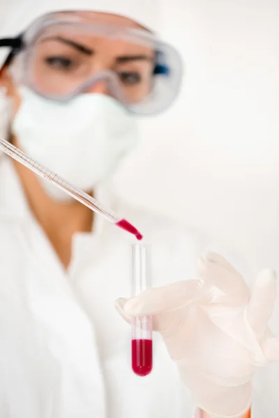 Técnico de laboratório preparando amostra de sangue — Fotografia de Stock