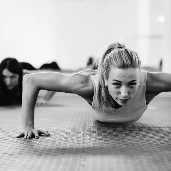 Grupo feminino fazendo flexões — Fotografia de Stock