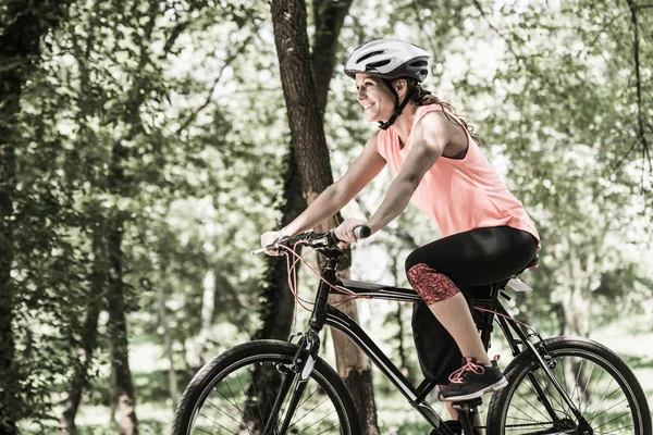 Vrouw genieten fietstocht — Stockfoto