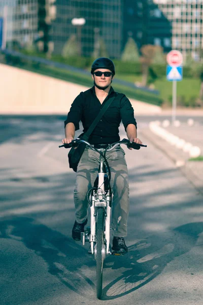 Бизнесмен на электрическом велосипеде — стоковое фото