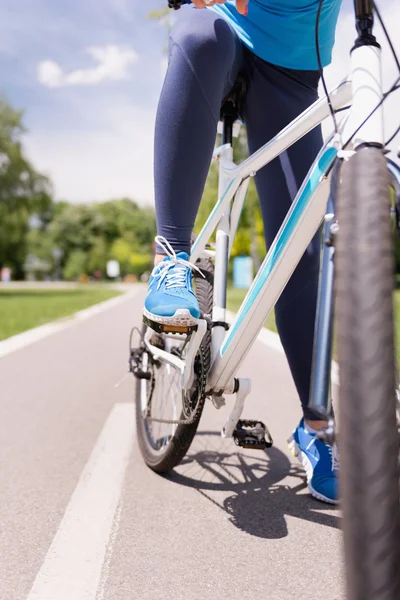 Нога на педали велосипеда — стоковое фото