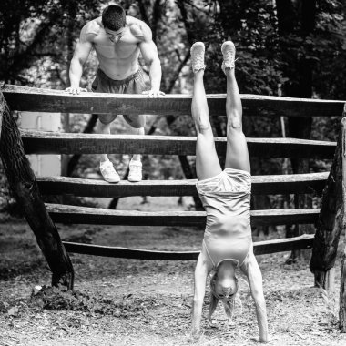 Parkta egzersiz Crossfit Çift