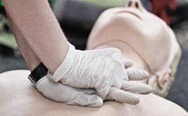 Kalp masajına bebek bebek üzerinde gösteren
