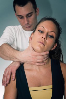 masör kadın boyun incelenmesi 