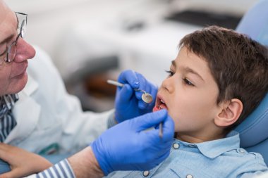 Düzenli diş check-up, küçük çocuk