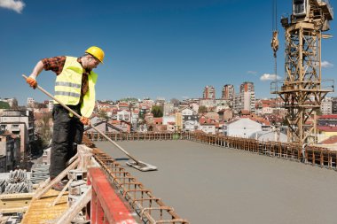 İnşaat işçisi düzleştirme beton yüzey