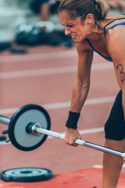 crossfit rekabet üzerinde halter kaldırma atlet