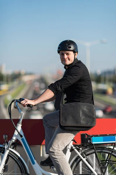 Мужчина на электронном велосипеде — стоковое фото