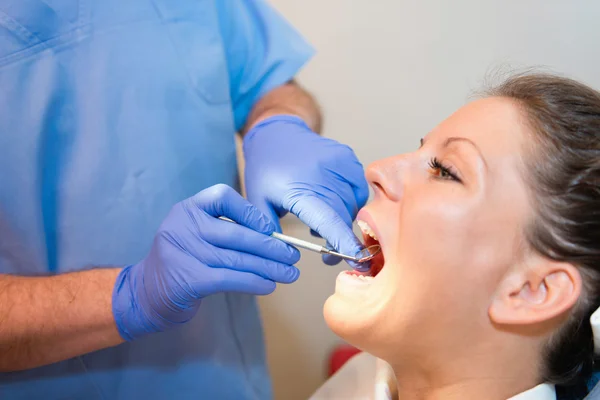 Dentista checando a higiene do paciente feminino — Fotografia de Stock