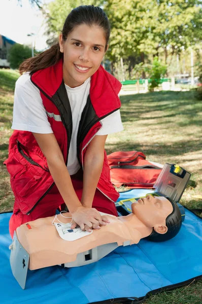 Miembro del ejercicio médico simulado de primeros auxilios — Foto de Stock