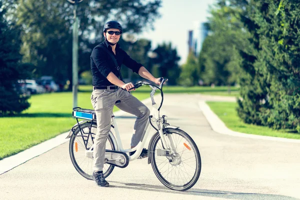 Mann mit Elektrofahrrad — Stockfoto