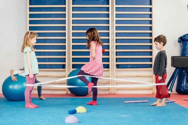 Kinder spielen im Sportunterricht — Stockfoto