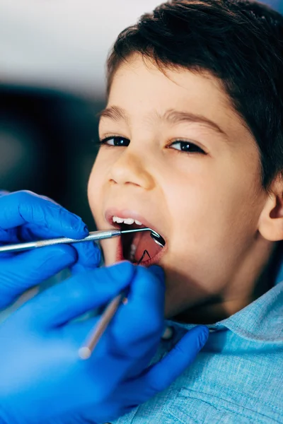 Kleiner Junge bei regelmäßiger Zahnuntersuchung — Stockfoto