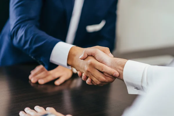 Uomini d'affari che stringono la mano — Foto Stock