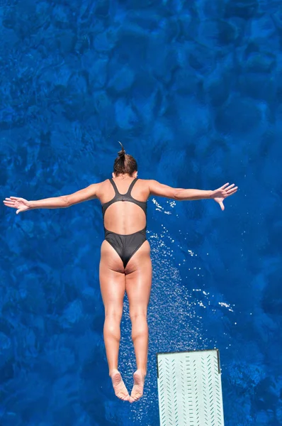 Hembra de trampolín competidor de buceo en el aire —  Fotos de Stock